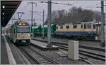 Während links im Bild in Morges ein BAM MBC Regionalzug R56 auf die Abfahrt nach Bière wartet, schieb die IRSI Re 4/4 II 11387 (Re 421 387-2) ihren aus Gland nach Morges gebrachten Kieszug