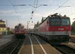 1144 233 ist mit dem REX 1878 aus Innsbruck in Lindau eingetroffen, whrend die Re 421 307-1 auf dem Nebengleis gerade den EC 192 aus Mnchen zur Weiterfahrt nach Zrich bernimmt.
29. Aug. 2008