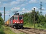 Re 421 385-6 und eine weitere Re 421 schleichen am 23.06.10 mit einem langen Containerzug durch Hamburg-Moorburg Richtung Sden.