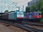 186 229-1 kommt am 06.08.2010 mit einem gemischten Gterzug die Montzenroute von Belgien runter nach Aachen West. 421 389-8 & 421 395-5 (beide mit ausgefahrenen Stromabnehmer) sind als LZ in Richtung Kln unterwegs.