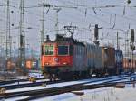 421 385-6 der SBB verlt am 04.02.2012 mit einem langen Containerzug am Haken Aachen West.