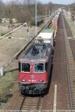 Marquardt, SBB Cargo E-Lok 421 381-5 (BR 4/4 II) mit Containerzug auf dem Berliner Auenring sdwrts fahrend.
15. April 2013