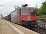 421 381-5 mit einem  Black Box -Containerzug aus Richtung Seelze kommend. Aufgenommen am 30.05.2013 in Dedensen-Gmmer.