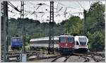 Singen (Htwl) ganz in Schweizer Hand. Widmer Rail Services 430 111, IC 186 nach Stuttgart mit Re 4/4 II 11140 und Seehas Flirt 521 209 nach Konstanz von Engen. (16.07.2018)