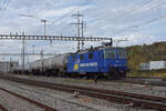 Re 430 111-5 der WRS durchfährt den Bahnhof Pratteln.