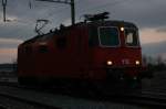 Die Re 436 112 in rot (trug Colani, wird Crossrail-Design bekommen) allein in Otelfingen, nachdem sie den Altpapierzug nach Buchs-Dllikon gebracht hatte am 15.12.07.