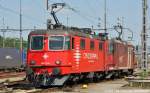 Die beiden Re436 111-9 in den neuen X-Rail Farben und die 114-3 in den alten Farben, fahren am 13.05.2011 im RB Muttenz zu ihrem Gterzug.