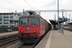 Durchfahrt von Re 436 112-7 (91 85 4430 112-3 CH-CROSS)  Zita  am 14.05.2015 mit einem Containerzug in Richtung Lötschberg/Italien in Pratteln.