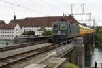 SBB: Langer Briefpostzug Härkingen-Genève mit der Re 430 364-0 beim Passieren der Aarebrücke Solothurn vor der passenden Kulisse des alten Spitals am 7.