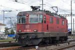 Re 430 359-0 durchfährt solo den Bahnhof Pratteln. Die Aufnahme stammt vom 04.03.2020.