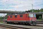 Re 4/4 III 11367 ist beim Güterbahnhof in Muttenz abgestellt. Die Aufnahme stammt vom 28.08.2015.