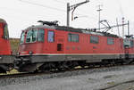 Re 430 366-5 (11366) wartet beim Güterbahnhof Muttenz auf den nächsten Einsatz. Die Aufnahme stammt vom 06.02.2017.
