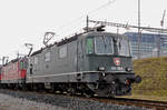 Re 430 364-0 (11364) wartet beim Güterbahnhof Muttenz auf den nächsten Einsatz.
