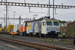 Re 446 015-0 der EDG durchfährt den Bahnhof Pratteln. Die Aufnahme stammt vom 15.10.2021.