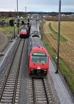 SBB Re 4/4 V/VI: SBB Re 450 093-0  Wil ZH  und SBB Re 460 012-8  Erguël  begegnen sich in Bassersdorf. 26. Dezember 2017