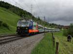 Die Re 456 092 mit einem Voralpenexpress am 12.05.2013 unterwegs bei Immensee.