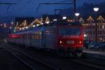 Zuglok Re 456 095 steht mit dem Voralpenexpress im Bahnhof des nun weihnachtlich geschmückten Seedorfs Schmerikon bereit zur Abfahrt nach Luzern.Bild vom 5.12.2014
