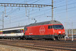 Re 460 108-4 durchfährt den Bahnhof Muttenz. Die Aufnahme stammt vom 27.03.2017.