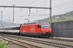 Re 460 066-4 durchfährt den Bahnhof Gelterkinden. Die Aufnahme stammt vom 06.04.2017.