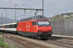 Re 460 051-6 durchfährt den Bahnhof Gelterkinden.