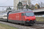 Re 460 085-4 fährt Richtung Bahnhof Muttenz.