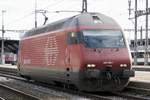 Nachdem die Re 460 058 am 27.11.17 einen Zug nach Zürich brachte wurde sie abgekuppelt und kann etwas später ins Feld fahren.