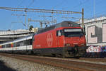 Re 460 098-7 fährt Richtung Bahnhof Muttenz. Die Aufnahme stammt vom 03.01.2019.