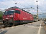 Mit IR 2182 Locarno - Basel trifft am 28.05.2007 die wieder rote 460 084-7  Neftenbach  in Arth-Goldau ein. Sie warb frher mal in silbernen Design fr die schweizer Rentenanstalt.