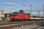 Re 460 103-5 durchfährt den Bahnhof Pratteln.