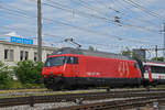 Re 460 086-2 durchfährt am 17.07.2024 den Bahnhof Pratteln.
