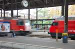 Do setzts di nieder: Mit einem Affenzahn dst eine Re 4/4 II durch den Bahnhof von Basel SBB.. Normalerweise sind die Eidgenossen gemtlicher Natur. Re 460 000-3, als 0-Serie und 1.Lok ihrer Gattung, betrachtet das Ganze... (12.08.2008)