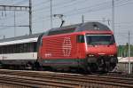 Re 460 008-6 durchfährt den Bahnhof Muttenz. Die Aufnahme stammt vom 05.05.2014.