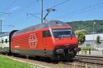 Re 460 050-8 hat gerade den Bahnhof Sissach verlassen und fährt Richtung Basel. Die Aufnahme stammt vom 28.06.2015.