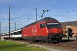 Re 460 088-8 hat den Bahnhof Sissach verlassen und fährt Richtung Basel.