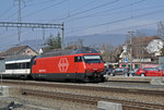 Re 460 007-8 durchfährt den Bahnhof Sissach.