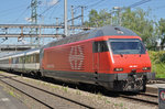 Re 460 100-1 durchfährt den Bahnhof Muttenz. Die Aufnahme stammt vom 01.08.2016.