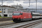 Re 460 101-9 verlässt den Bahnhof Zofingen.