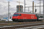 Re 460 053-2 durchfährt den Bahnhof Pratteln.