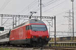 Re 460 045-8 hat den Bahnhof Muttenz durchfahren. Die Aufnahme stammt vom 13.11.2016.