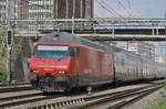 Re 460 000-3 durchfährt den Bahnhof Muttenz. Die Aufnahme stammt vom 13.04.2017.