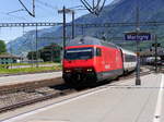 SBB - IR Brig - Genf an der Spitze die Lok 460 030-0 bei der einfahrt im Bahnhof von Martigny am 05.05.2017