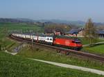 Die Re 460 054 mit einem IC 2000 nach St. Gallen am 08.04.2017 unterwegs bei Gossau.