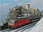 Die SBB Re 460 050-6 schiebt vor dem Hintergrund des Château de Chillon inre IR Richtung Lausanne.