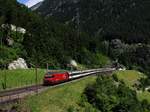 Die Re 460 078 mit einem IR am 16.07.2016 unterwegs bei Wassen.