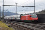 Re 460 025-0 durchfährt den Bahnhof Gelterkinden. Die Aufnahme stammt vom 17.01.2019.