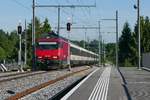 Wo vor dem Umbau der Gleisanlagen im Bahnhof von Lengwil noch eine Kuppe sichtbar war, vgl. https://www.bahnbilder.de/bild/schweiz~strecken~830-weinfelden-konstanz-ex-mthb/569035/kurz-vor-der-durchfahrt-durch-den.html, ist am 01.06.2019 aus ähnlicher Perspektive diesbezüglich nichts mehr zu erkennen. Re 460 110-0 mit den Wagen des IR 2112 auf der Fahrt von Konstanz nach Zürich.