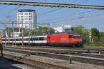 Re 460 054-0 durchfährt den Bahnhof Pratteln.