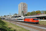 Re 460 057-3 fährt Richtung Bahnhof Muttenz. Die Aufnahme stammt vom 16.10.2019.