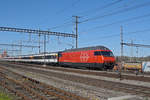 Re 460 105-0 durchfährt den Bahnhof Muttenz. Die Aufnahme stammt vom 13.03.2020.