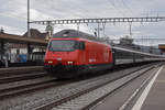 Re 460 102-7 durchfährt den Bahnhof Rupperswil.